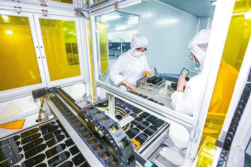 鹽城市人民政府 圖片新聞 江蘇安蒲光學科技工人正在趕制訂單產品