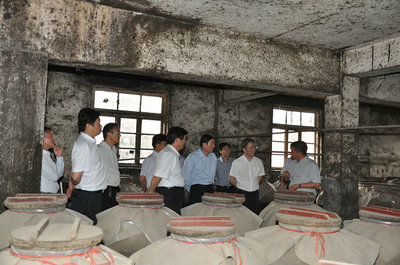 農發行河南省分行黨委書記、行長謝文蒞臨林河酒業和銀河棉業調研